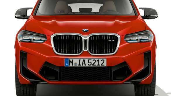 Priekinės dalies dizainas, BMW X4 M F98 LCI Facelift 2021 BMW X4 M F98 LCI Facelift 2021 raudonos metalizuotos Toronto Red kėbulo spalvos trijų ketvirčių vaizdas iš priekio