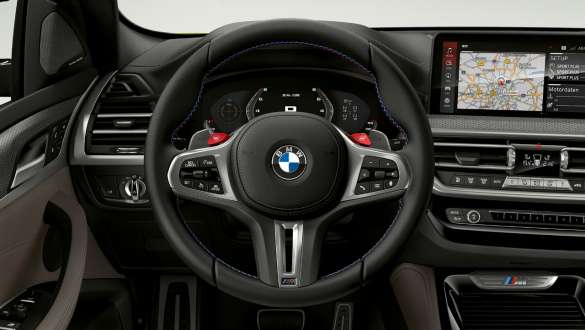 M odinis vairas BMW X4 M F98 LCI Facelift 2021 2021 metų BMW X4 M F98 modelio atnaujinimas LCI Facelift M serijos odinis vairas vairuotojo erdvėje