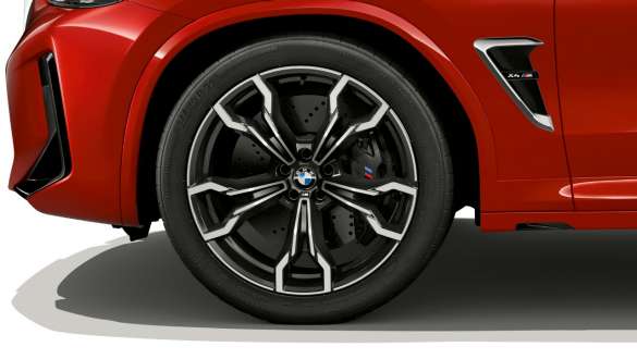 20 colių M lengvojo lydinio ratlankiai Double-spoke style 764 M, BMW X4 M (F98) LCI Facelift 2021 BMW X4 M (F98) LCI Facelift 2021 raudonos Toronto Red metalizuotos kėbulo spalvos 20 colių M lengvojo lydinio ratlankiai Double-spoke style 764 M, vaizdas iš arti