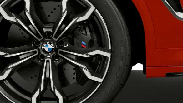 M Compound kombinuoti stabdžiai, BMW X4 M Competition F98 LCI Facelift 2021 BMW X4 M Competition F98 LCI Facelift 2021 juodos spalvos M Compound kombinuotų stabdžių vaizdas iš arti