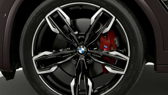 M sportiniai stabdžiai BMW X4 M40i M40d (G02) LCI 2021 BMW X4 M40i M40d (G02) LCI 2021 Facelift M sportiniai stabdžiai vaizdas iš arti