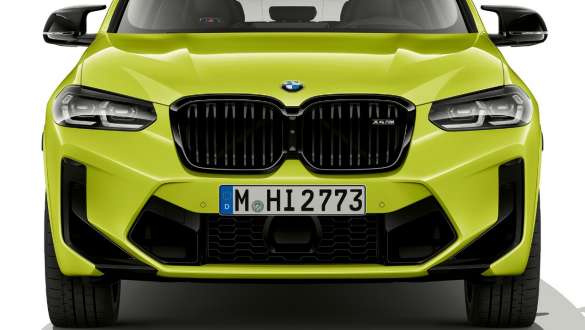 Priekinės dalies dizainas BMW X4 M Competition F98 LCI Facelift 2021 BMW X4 M Competition (F98) LCI Facelift 2021 geltonos Sao Paulo Yellow spalvos trijų ketvirčių vaizdas iš priekio