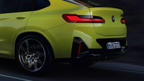 M xDrive BMW X4 M Competition F98 LCI Facelift 2021 BMW X4 M Competition F98 LCI Facelift 2021 M xDrive trijų ketvirčių vaizdas iš galo