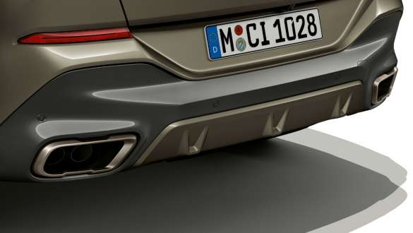 BMW X6 M50i galas su M sportine išmetimo sistema BMW X6 M50i galas su M sportine išmetimo sistema iš arti