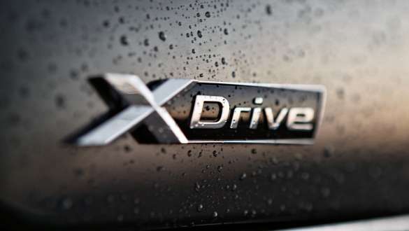 BMW X6 M50i su xDrive BMW X6 M50i su išmaniąja visų varomų ratų xDrive