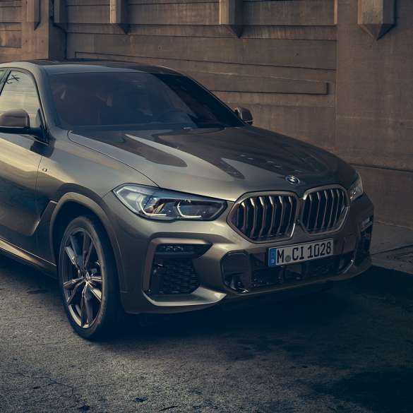 BMW X6 M50i su M TwinPower Turbo 8 cilindrų benzininiu varikliu BMW X6 M50i su M TwinPower Turbo 8 cilindrų benzininiu varikliu G06 Manhattan metaliko spalvos trijų ketvirčių vaizdas iš šono