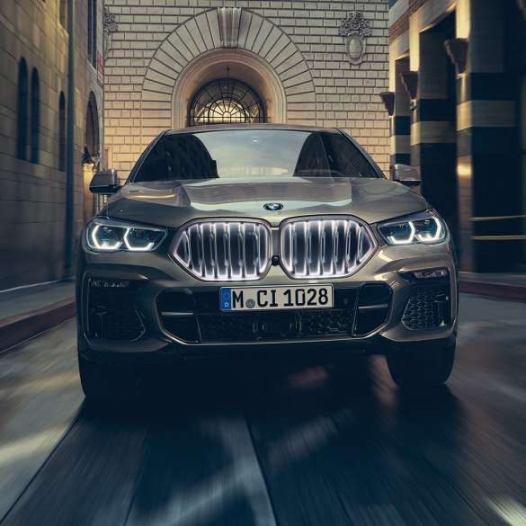 BMW X6 M50i su M TwinPower Turbo 6 cilindrų benzininiu varikliu BMW X6 M50i su M TwinPower Turbo 6 cilindrų benzininiu varikliu G06 Manhattan metaliko spalvos vaizdas iš priekio