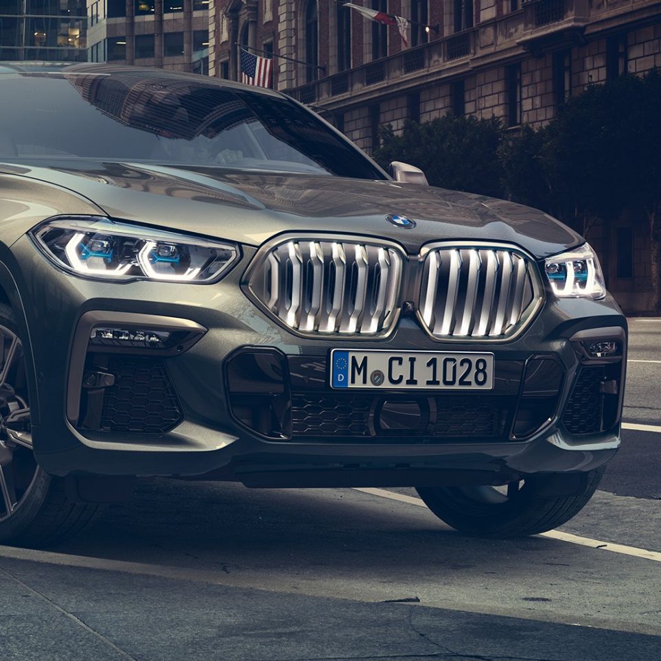 Stovintis BMW X6 M50i BMW X6 M50i stovinčio miesto fone trijų ketvirčių vaizdas iš priekio