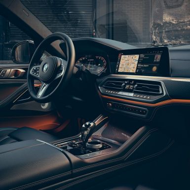 BMW X6 M50i vairuotojo erdvė BMW X6 M50i į vairuotoją orientuota vairuotojo erdvė