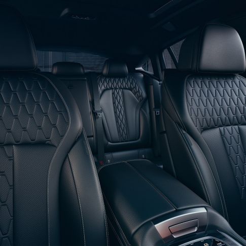 BMW X6 M50i sportinės sėdynės BMW X6 M50i interjeras ir sportinės sėdynės iš arti