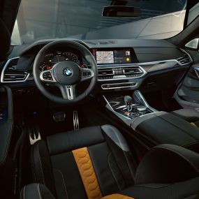 BMW X6 M Competition vairuotojo erdvė BMW X6 M Competition F96 interjeras vairuotojo erdvė