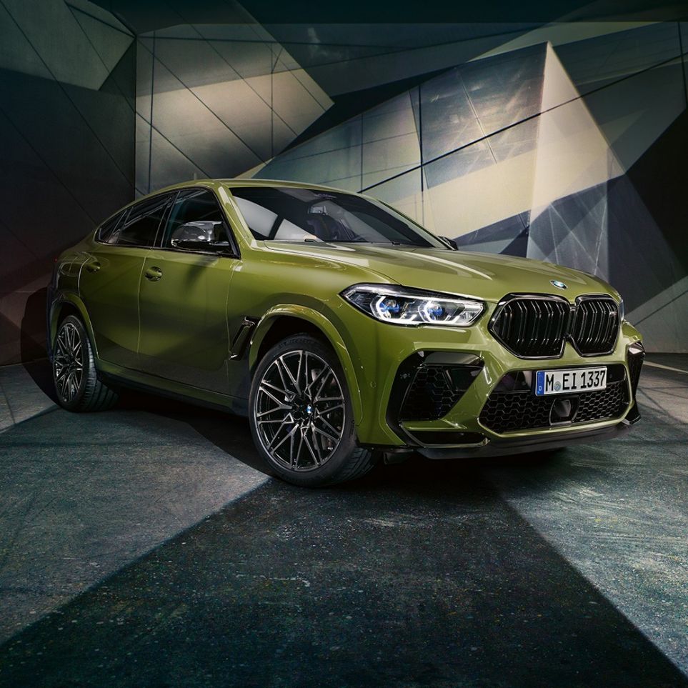 BMW X6 M Competition M dvigubos priekinės grotelės BMW X6 M Competition F96 M dvigubos priekinės grotelės, SUV su BMW Individual specialia Urban Green dažų apdaila, trijų ketvirčių vaizdas iš priekio