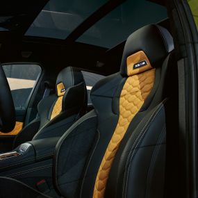 M daugiafunkcės sėdynės BMW X6 M Competition M daugiafunkcės sėdynės su apšviestu X6 M logotipu BMW X6 M Competition F96 interjeras