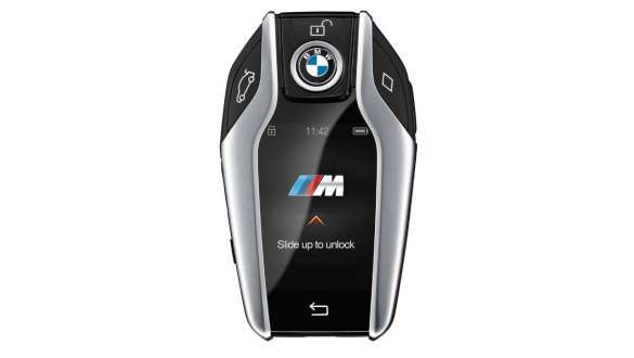 BMW X6 M su BMW rakteliu su ekranu (F96 G06) BMW <i>Display Key</i> raktelis su ekranu, BMW X6 M automobiliai (F96) 2020 SUV (G06)