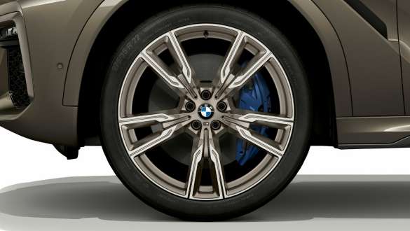 BMW X6 M50i su priartintu lengvojo lydinio ratlankio vaizdu (G06) BMW X6 M50i eksterjeras, lengvojo lydinio ratlankis (G06) 2018 SUV
