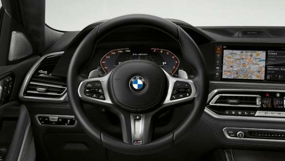 BMW X6 M50i interjeras, M odinis vairas (G06) BMW X6 M50i M50d (G06) 2018 SUV vaizdas iš arti, interjeras su M odiniu vairu
