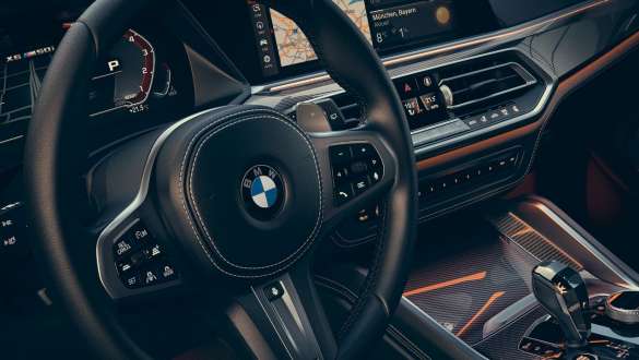 BMW X6 M50i (G06)<i> Steptronic Sport</i> transmisija BMW X6 M50i (G06) 2018 SUV <i>Steptronic Sport</i> transmisija, vairuotojo erdvė, M odinis vairas