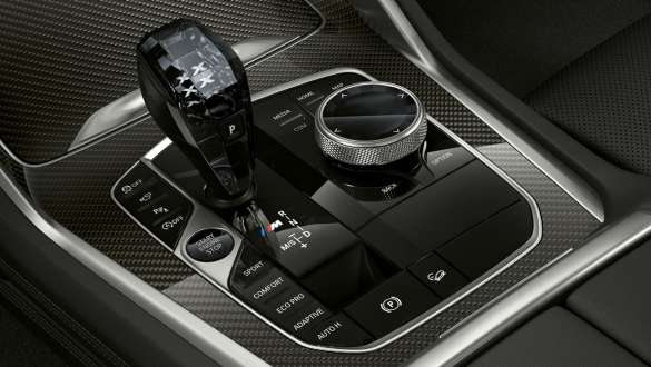 BMW X6 M50i pavarų perjungimo svirtis su M ženkleliu (G06) BMW X6 M50i interjero su M ženkleliu puoštos pavarų perjungimo svirties vaizdas iš arti (G06) 2018 SUV