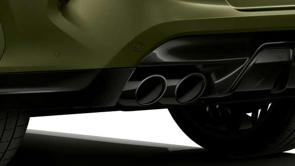 BMW X6 M Competition (F96) išmetimo angų apdaila Juodo chromo išmetimo angų apdaila, BMW X6 M Competition (F96) SUV BMW <i>Individual</i> išskirtinės žalios metalizuotos <i>Urban Green</i> spalvos, eksterjeras