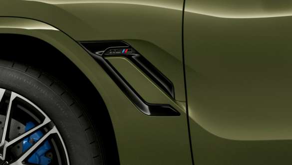 Šoninės M oro paėmimo angos, BMW X6 M Competition (F96) Šoninės M oro paėmimo angos, BMW X6 M Competition (F96) 2020 SUV išskirtinės žalios metalizuotos <i>Urban Green</i> spalvos, eksterjeras