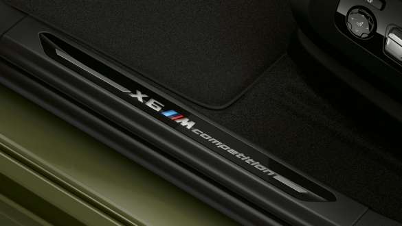 Durelių slenksčių apdaila su „X6 M Competition“ emblema BMW X6 M Competition (F96) modelyje Durelių slenksčių apdaila su „X6 M Competition“ emblema, BMW X6 M Competition (F96) 2020 SUV vaizdas iš arti