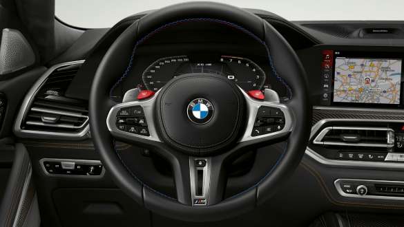 BMW X6 M Competition su <i>M</i> <i>Servotronic</i> (F96) BMW X6 M Competition su <i>M</i> <i>Servotronic</i> (F96) 2020 SUV vairuotojo erdvė