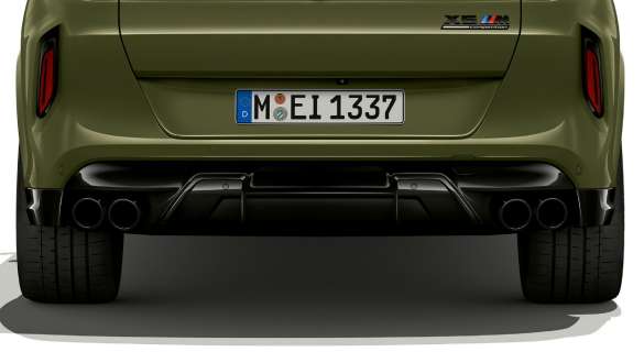 <i>M Sport </i>išmetimo sistema BMW X6 M Competition (F96) modelyje <i>M Sport</i> išmetimo sistema BMW X6 M Competition BMW <i>Individual</i> išskirtinės žalios <i>Urban Green</i> spalvos (F96) 2020 SUV vaizdas iš galo