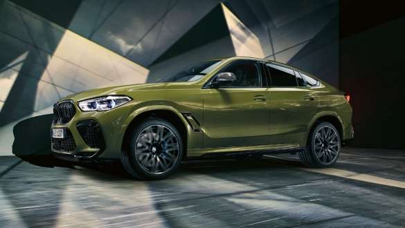 BMW X6 M Competition su M xDrive funkcija (F96) BMW X6 M Competition su M xDrive BMW <i>Individual</i> išskirtinės žalios <i>Urban Green</i> spalvos SUV (F96) 2020 SUV vaizdas iš šono