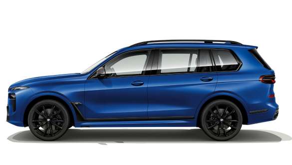 BMW X7 M60i G07 LCI mėlynos Frozen Marina Bay Blue spalvos, stovinčio automobilio vaizdas iš šono BMW X7 M60i G07 LCI mėlynos Frozen Marina Bay Blue spalvos stovinčio automobilio vaizdas iš šono