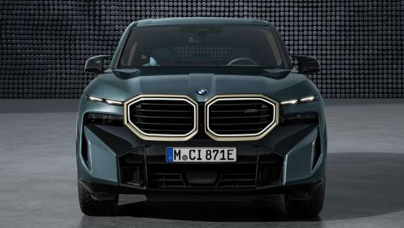BMW XM G09 pilnas vaizdas iš priekio BMW XM G09 pilnas eksterjero vaizdas iš priekio