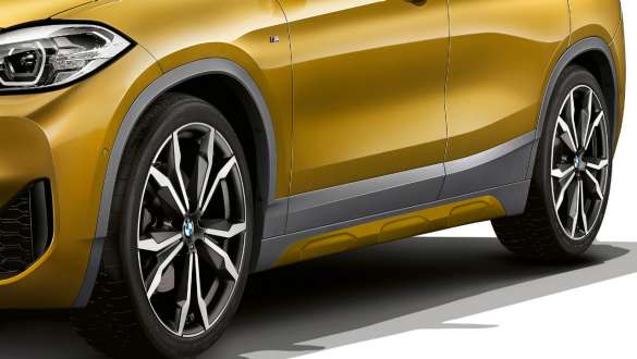 Išoriniai šoniniai slenksčiai, BMW X2 (F39) Išoriniai šoniniai slenksčiai, BMW X2 (F39) 2020 pilkos Brooklyn Grey spalvos, trijų ketvirčių vaizdas iš šono