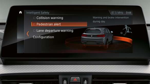 Driving Assistant Plus funkcija, BMW X2 (F39) Driving Assistant Plus funkcija, BMW X2 (F39) 2020 interjeras, prietaisų skydelio ekranas