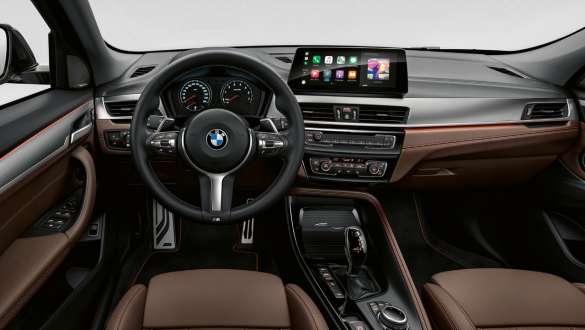 Vairuotojo erdvė, BMW X2 (F39) Vairuotojo erdvė, aktyvioji pastovaus greičio palaikymo kontrolė su Stop&Go funkcija, BMW X2 2020 (F39) interjeras