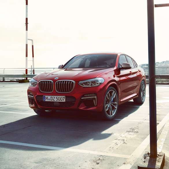 BMW X4 eksterjeras BMW X4 M40i G02 2018 Flamenco Red brilliant effect tviskančios raudonos spalvos trijų ketvirčių vaizdas iš priekio