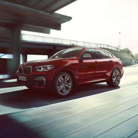 Dinamiškas BMW X4 priekis BMW X4 M40i G02 2018 Flamenco Red brilliant effect tviskančios raudonos spalvos trijų ketvirčių vaizdas iš priekio