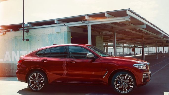 Sportiškos BMW X4 linijos BMW X4 M40i G02 2018 Flamenco Red brilliant effect tviskančios raudonos spalvos vaizdas iš šono