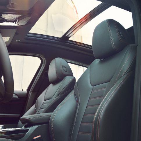 Sportinės sėdynės BMW X4 Sportinės sėdynės BMW X4 G02 2018 interjere