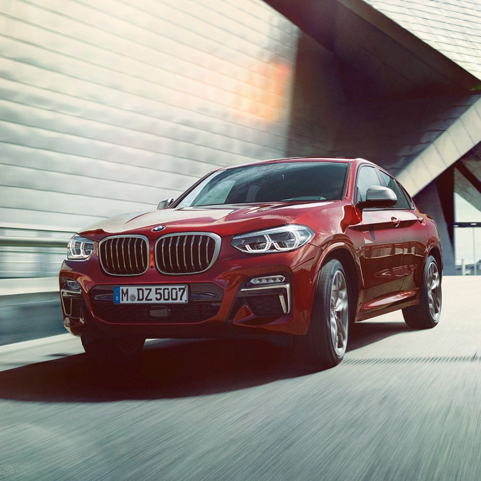 BMW X4 trijų ketvirčių vaizdas iš priekio BMW X4 M40i G02 2018 Flamenco Red brilliant effect tviskančios raudonos spalvos trijų ketvirčių vaizdas iš priekio