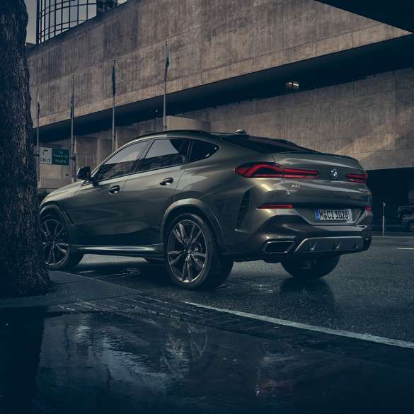 BMW X6 eksterjeras BMW X6 trijų ketvirčių vaizdas iš galo miesto fone