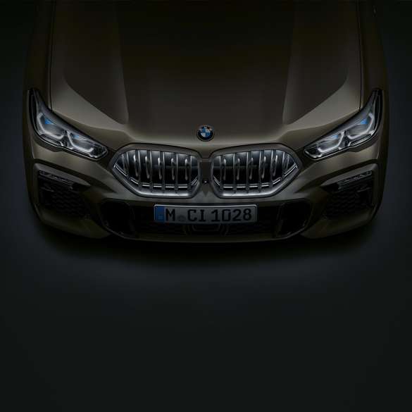 BMW X6 priekis BMW X6 priekio su BMW priekinėmis grotelėmis Iconic Glow vaizdas iš arti iš paukščio skrydžio