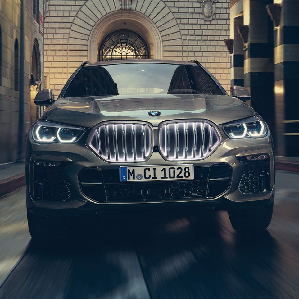 BMW X6 su Iconic Glow’ priekinėmis grotelėmis BMW X6 vaizdas iš priekio miesto fone