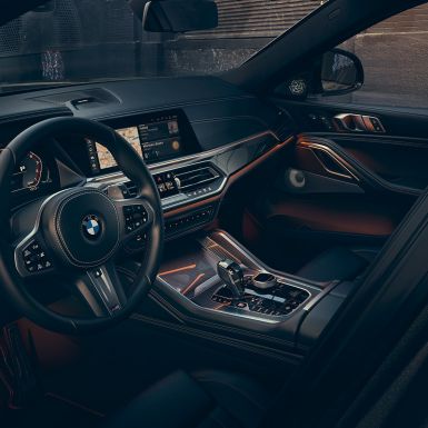 Vairuotojo erdvė su 12,3 colių ekranais BMW X6 vairuotojo erdvė su 12,3 colių ekranais