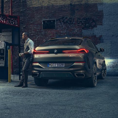 BMW X6 galas BMW X6 vaizdas iš galo miesto fone
