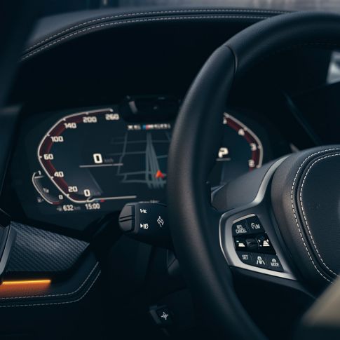 BMW pagalbos sistemos BMW interjeras su prietaisų skydeliu iš arti