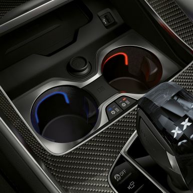 Reguliuojamos temperatūros puodelio laikiklis BMW interjeras su reguliuojamos temperatūros puodelio laikikliu iš arti