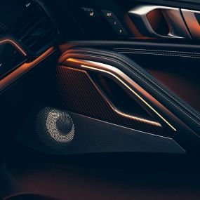 BMW X6 garsiakalbis BMW interjeras su garsiakalbiu iš arti