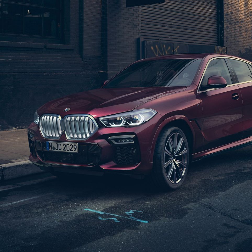 BMW X6 Individual eksterjeras Stovinčio BMW X6 trijų ketvirčių vaizdas iš priekio