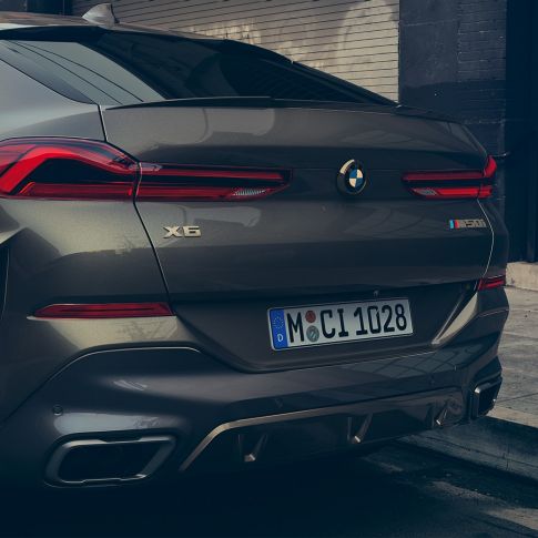 BMW X6 M sportinė išmetimo sistema BMW X6 priartintas M sportinės išmetimo sistemos vaizdas iš arti