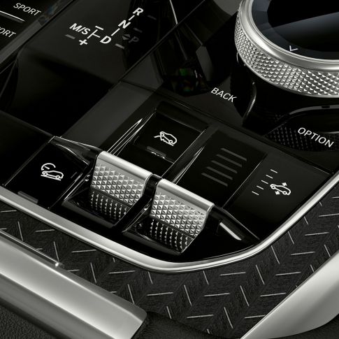 BMW X6 centrinis valdymo pultas BMW X6 interjero vaizdas su centriniu valdymo pultu iš arti