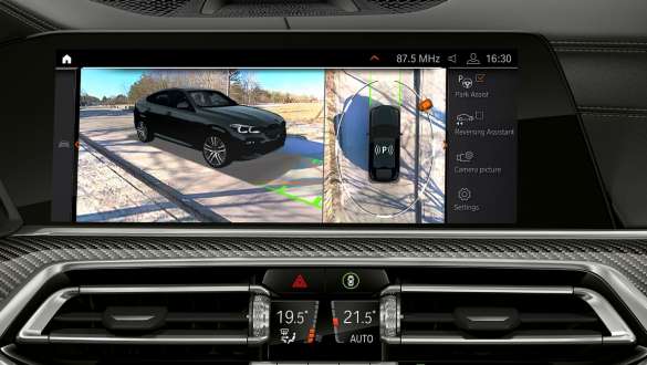 <i>Driving Assistant Professional,</i> BMW X6 (G06) 2019 vairuotojo erdvė <i>Driving Assistant Professional,</i> BMW X6 (G06) 2019 vairuotojo erdvė